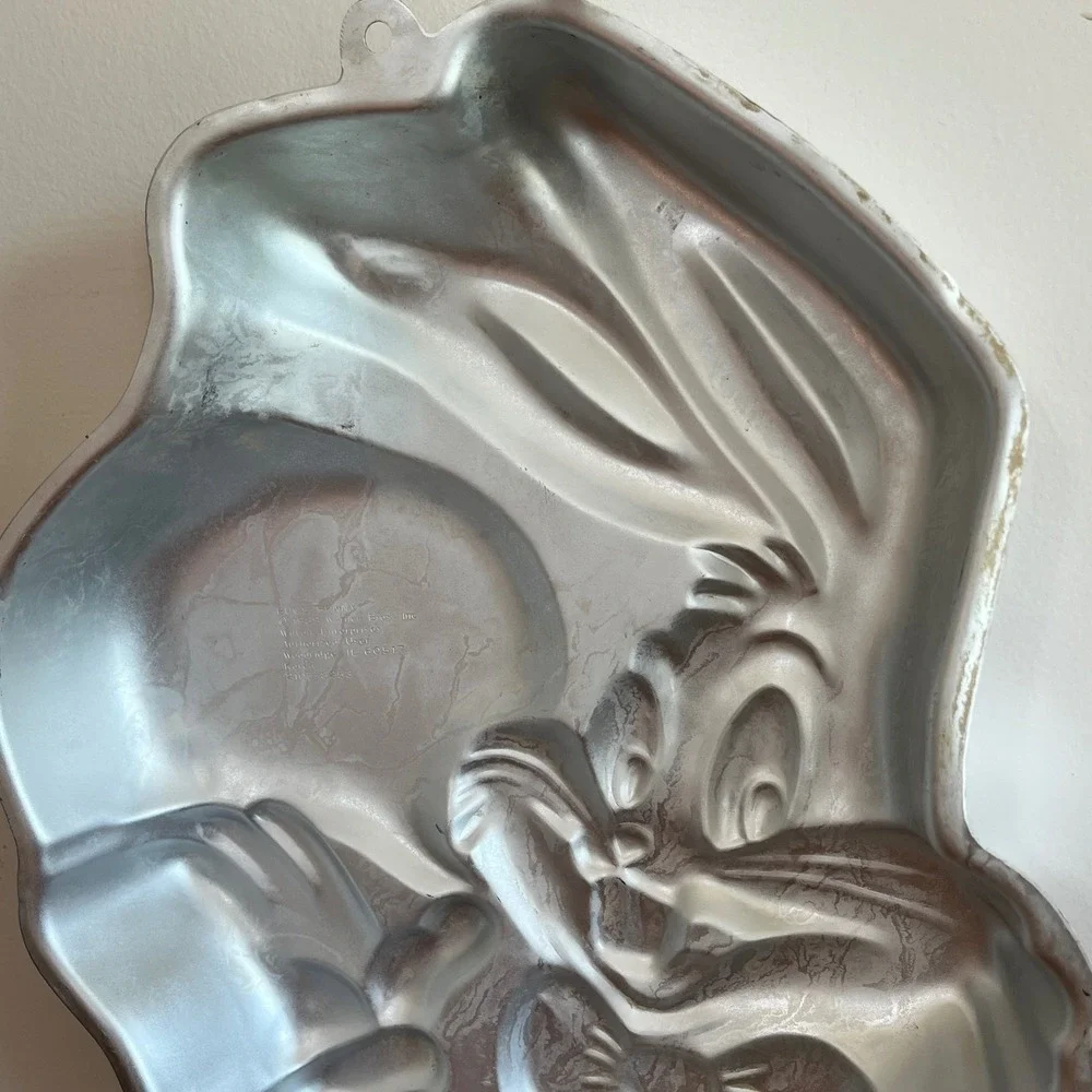Vintage 1989 Wilton Bugs Bunny Cake Pan Looney Tunes Aluminum Mold 2105-8253